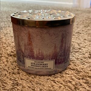 Bath & Body Works Strawberry Snowflakes Candle - Purple